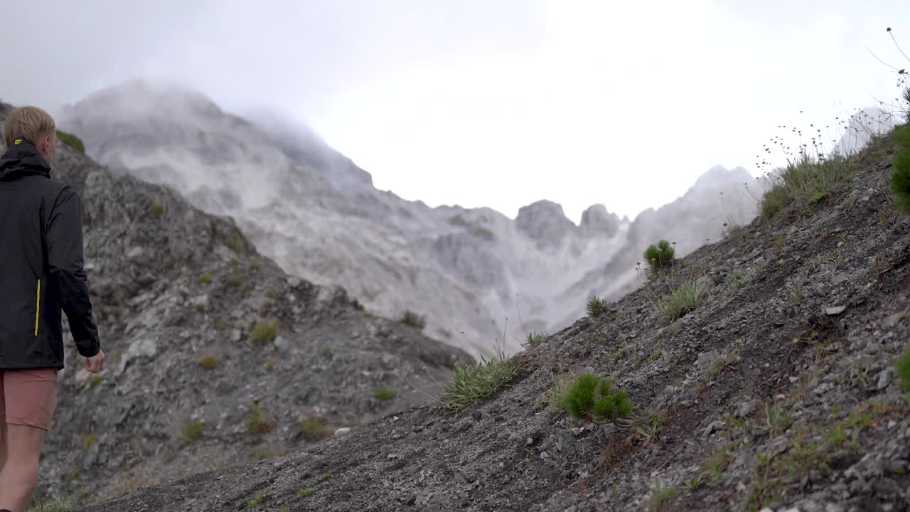 徒步旅行者走在山谷中，环顾四周。视频下载