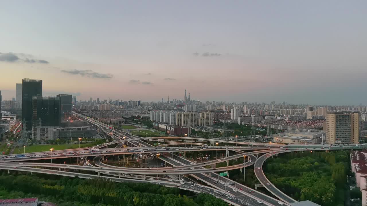 天桥和日落时远处的城市景观视频素材