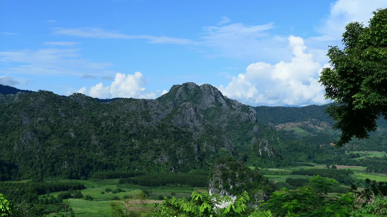 云流动的石灰石山峰范围有照明阴影运动视频素材