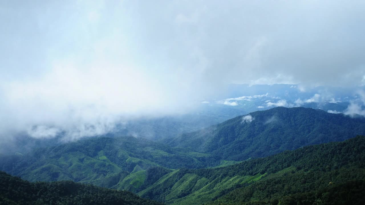 广角拍摄热带雨林山上有山雾视频素材