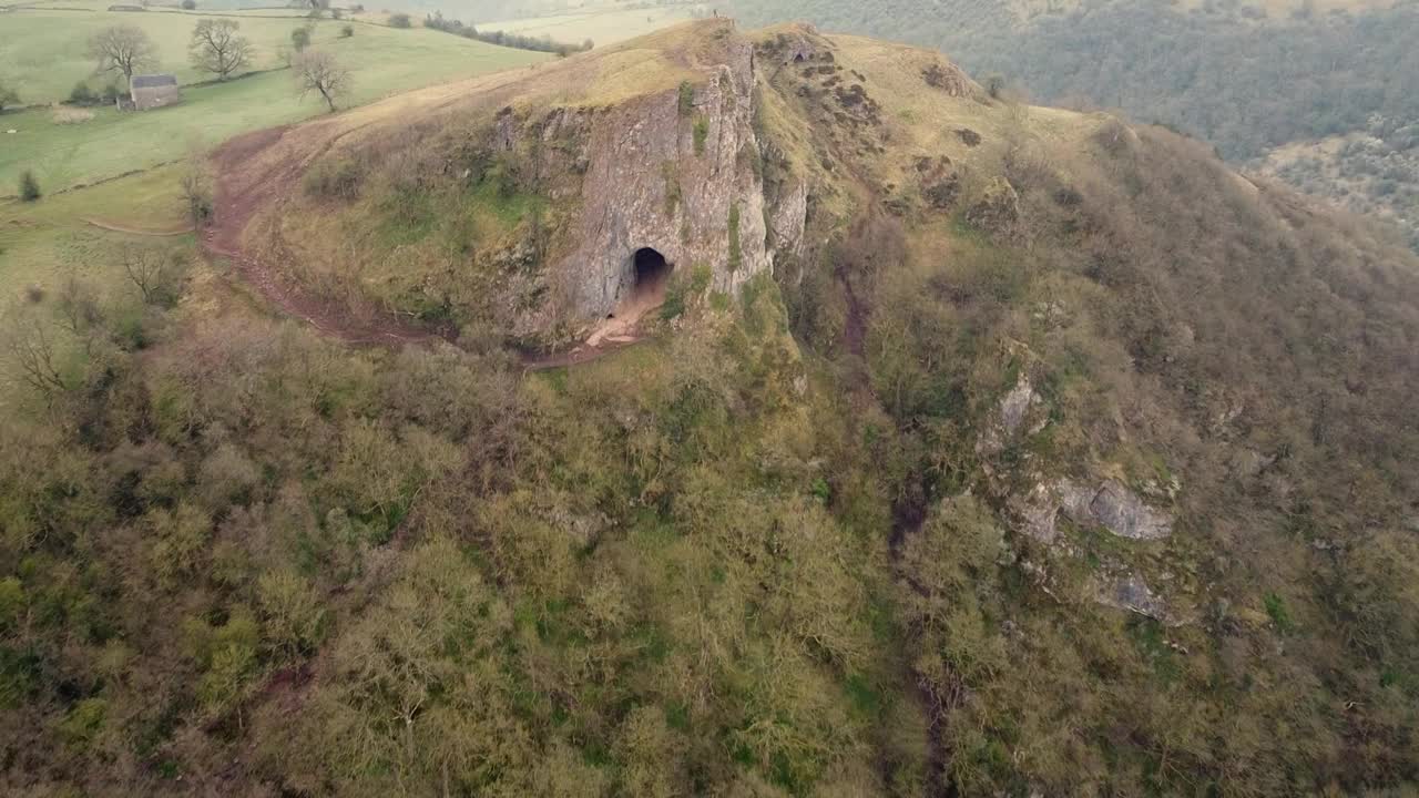 山顶地区国家公园，托尔斯洞穴在早晨的阳光，英国。视频素材