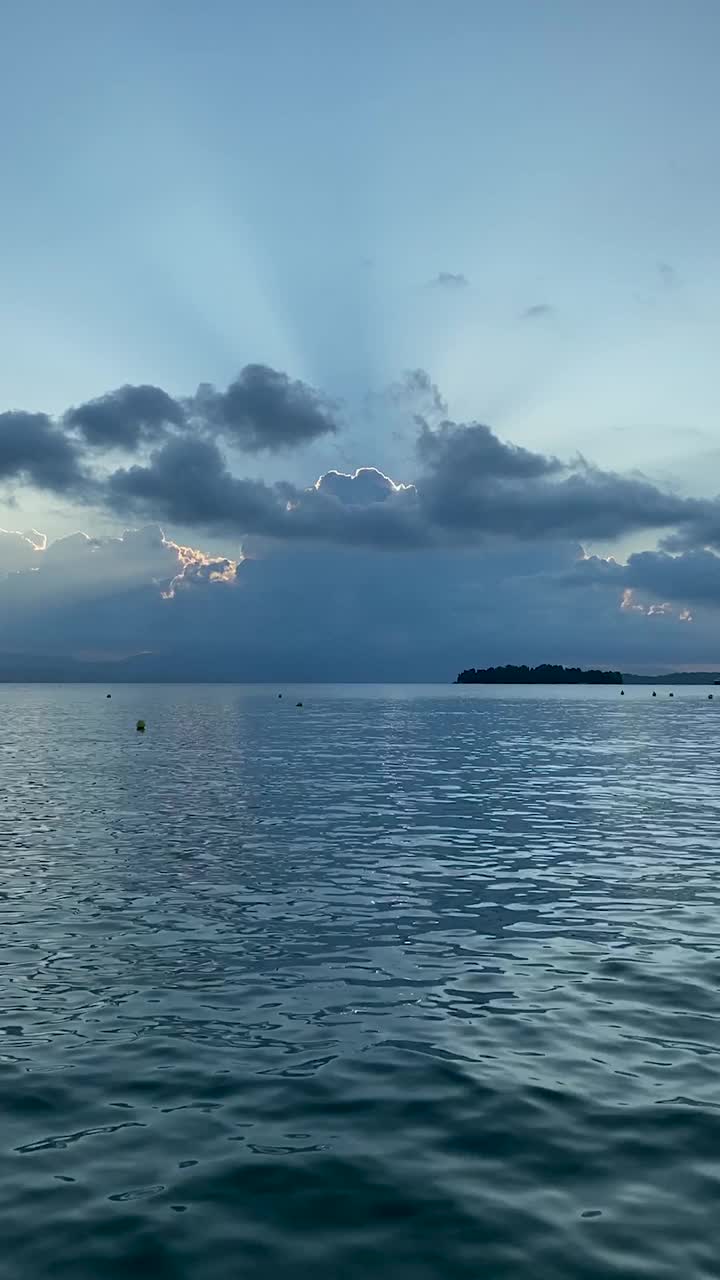 垂直延时拍摄的日出在海上。视频素材