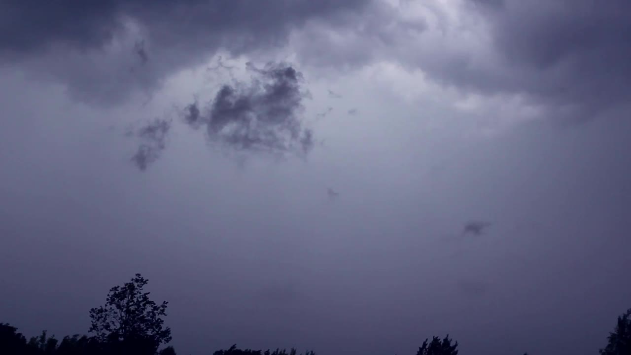 雷雨云在强烈的飓风、暴风雨中移动视频下载