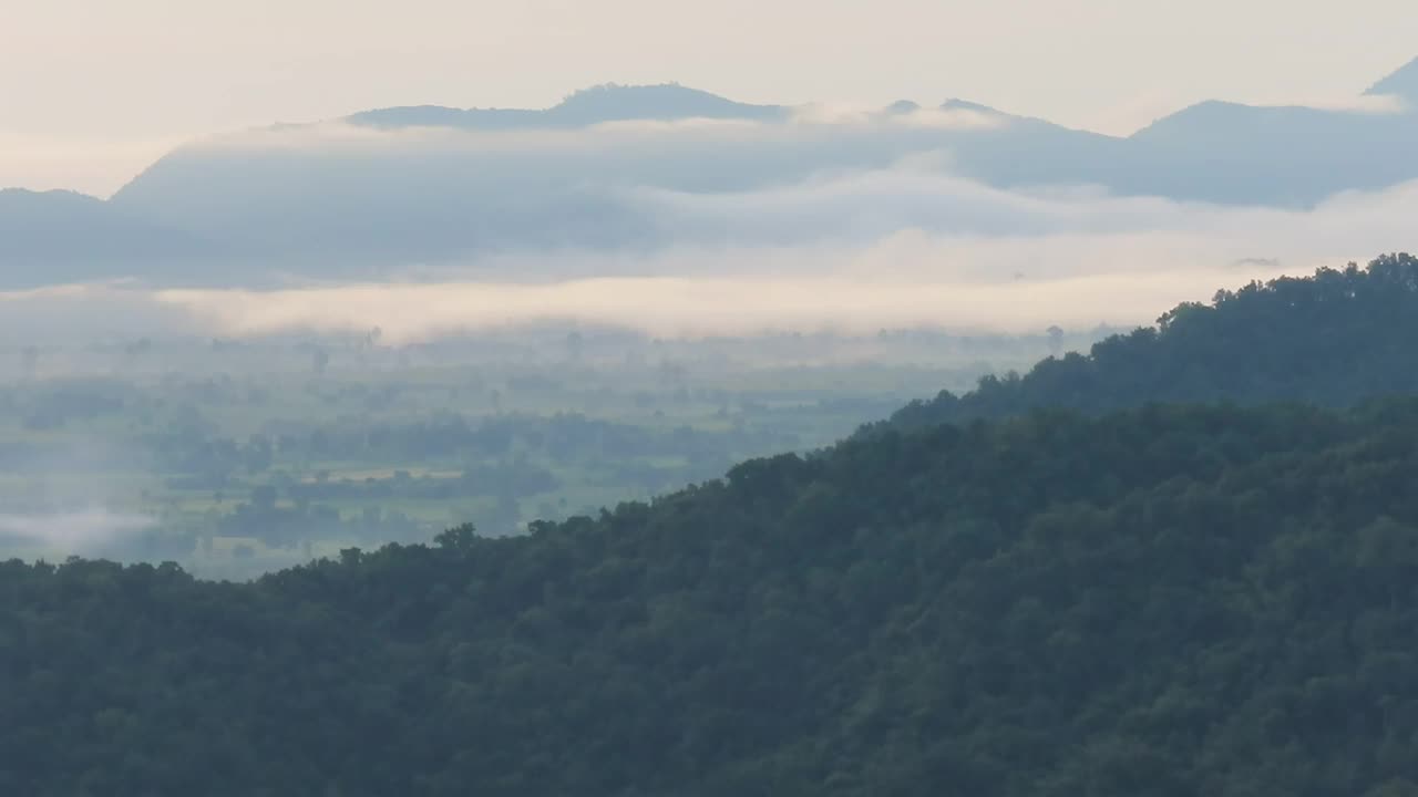 日出在有雾的山上视频素材