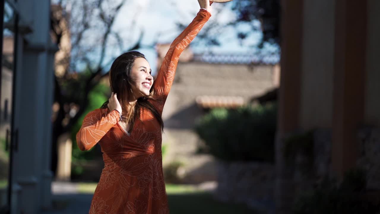 一个穿着橙色裙子的拉丁女人视频素材