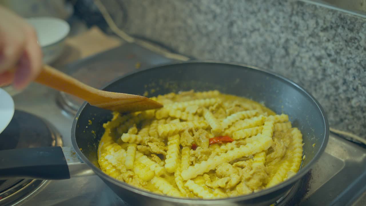 结束泰式绿咖喱猪肉烹饪。视频素材