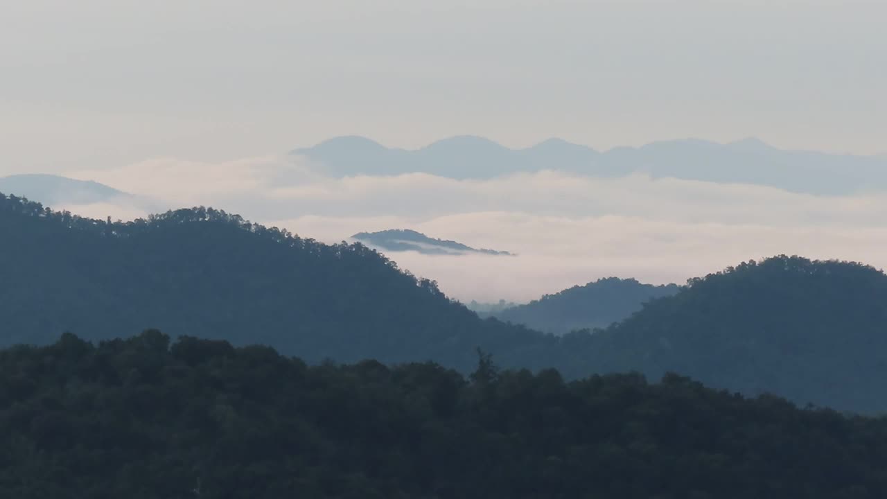 日出在有雾的山上视频素材