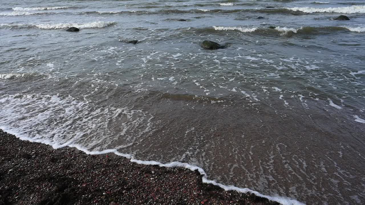 海浪翻滚着泡沫视频素材