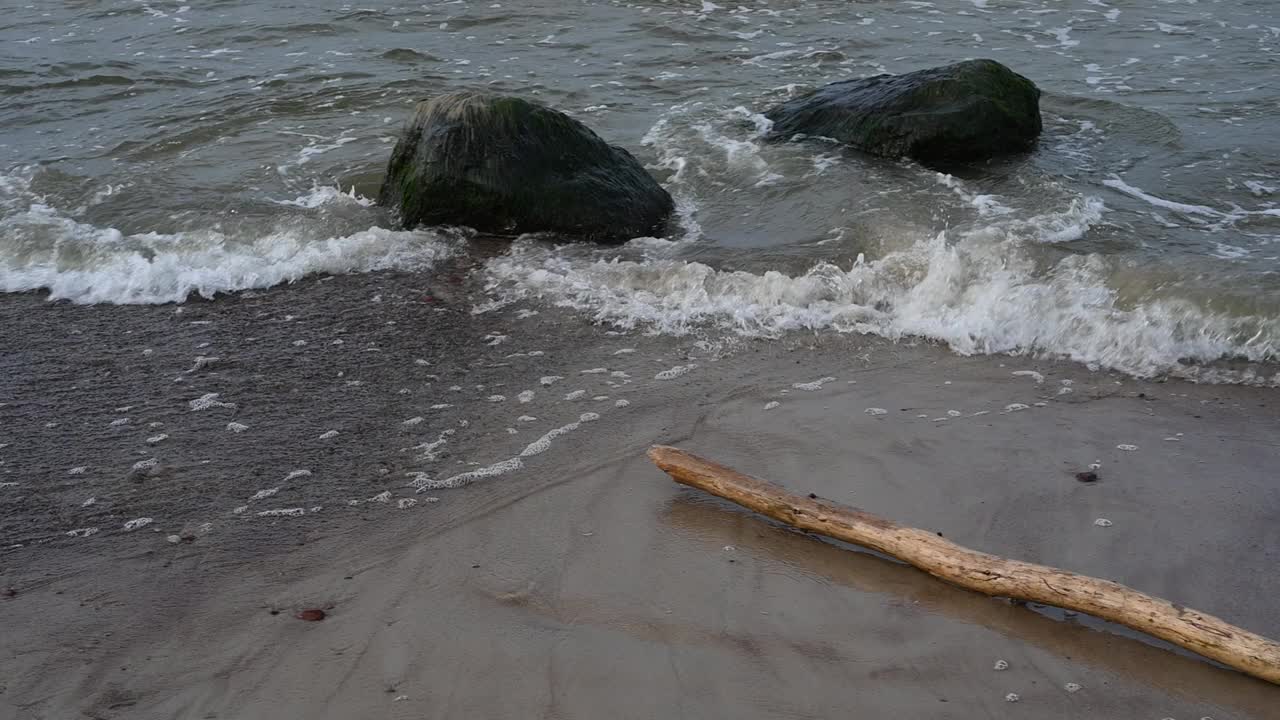 海浪翻滚着泡沫视频素材