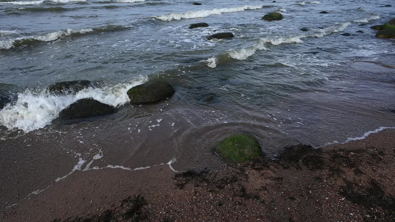 海浪翻滚着泡沫视频素材