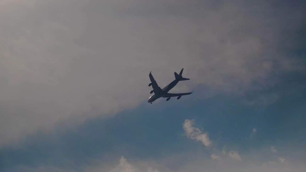 飞机在天空中飞行视频素材