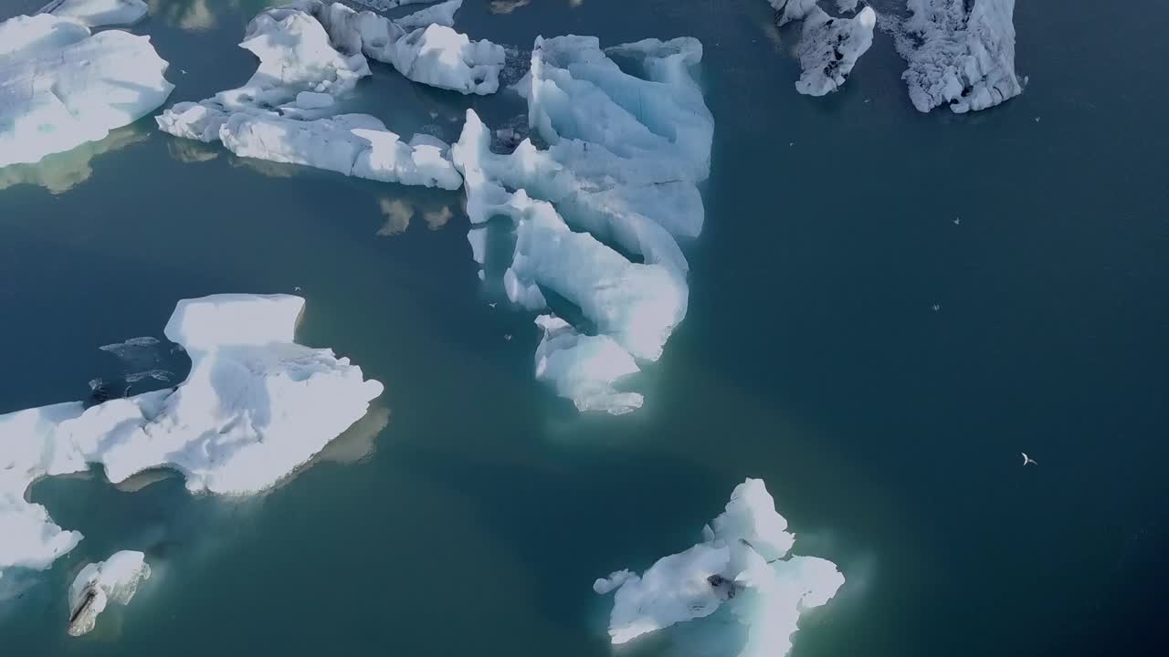 从空中俯瞰冰岛美丽的约库萨隆冰川冰泻湖视频素材