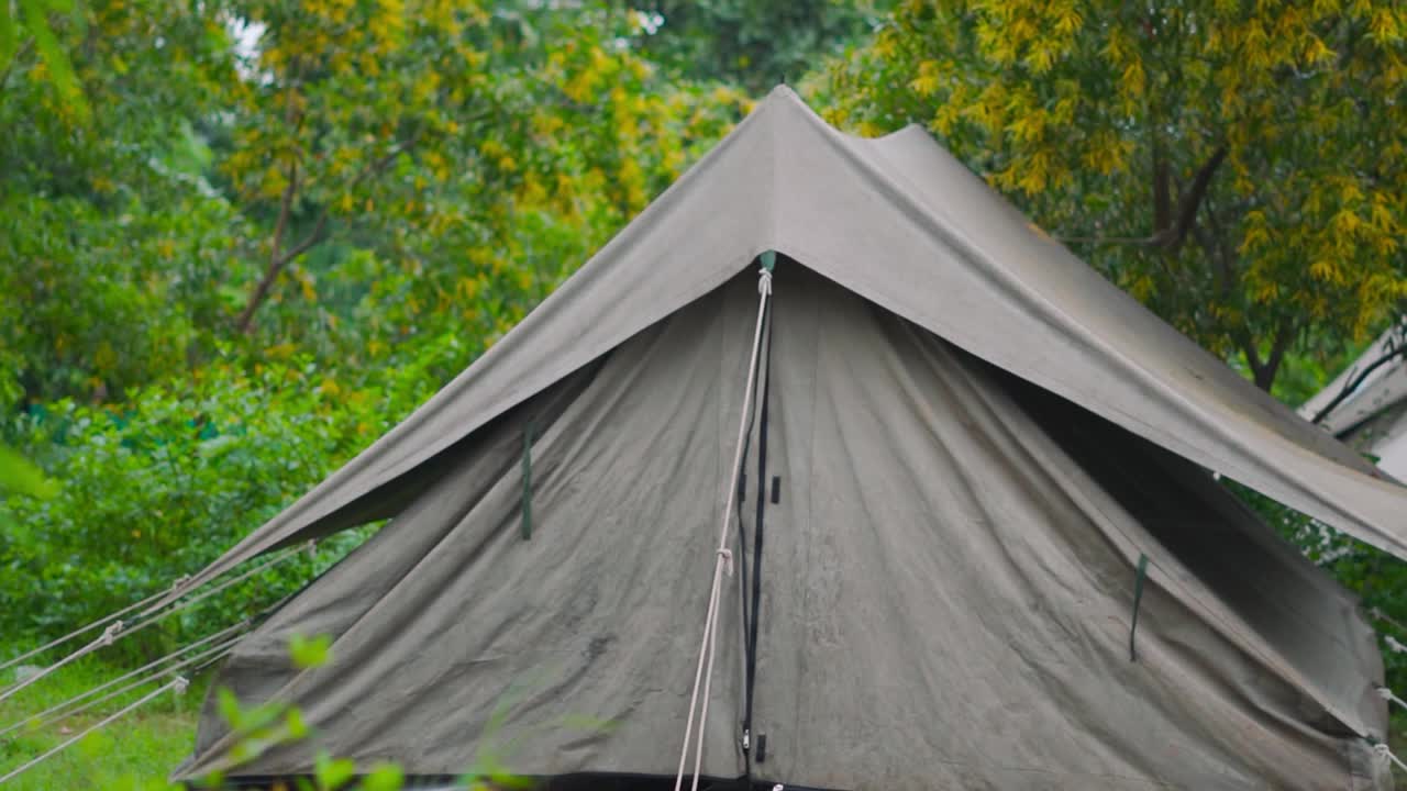 在自然公园的树下的草地上露营和帐篷。旅行的概念。在印度古吉拉特邦的萨普特拉视频素材