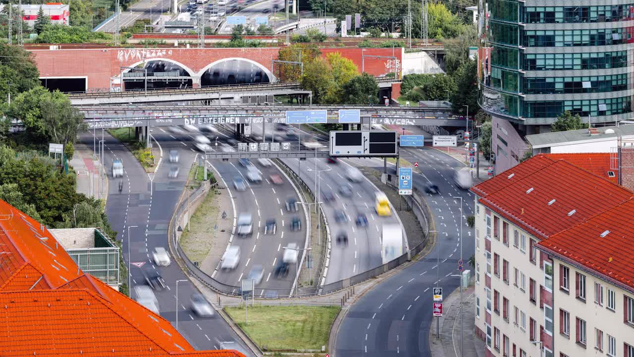 日快速移动的高速公路交通显示汽车和火车，柏林，德国视频素材