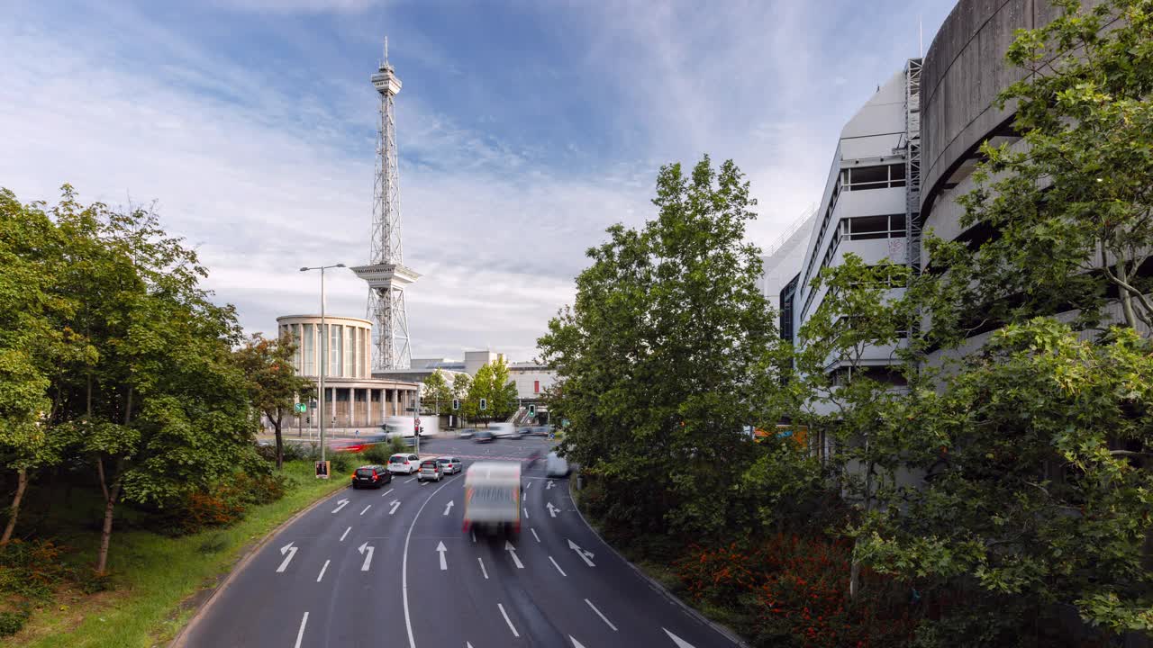 日快速移动的高速公路交通显示汽车和火车，柏林，德国视频素材