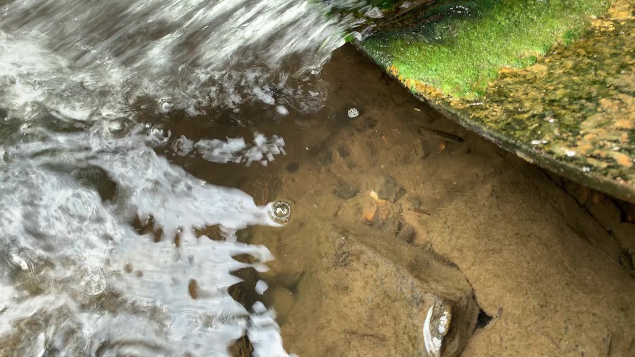 废水、泥浆从管道流入河流，污染环境，污染环境视频素材