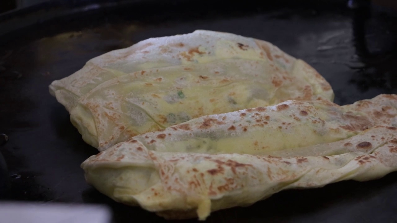 在煎锅上煎烤印度菜的过程视频素材