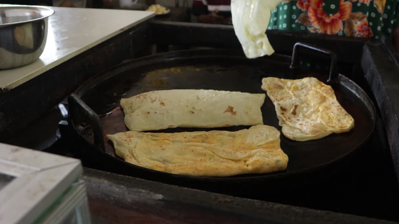 在煎锅上煎墨西哥煎饼视频素材