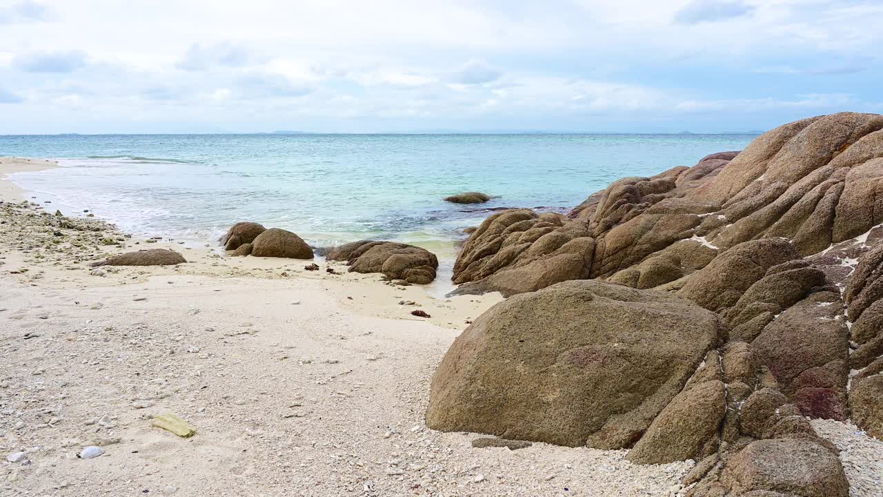 美丽的沙滩和海浪与蓝天和白云的背景。视频素材