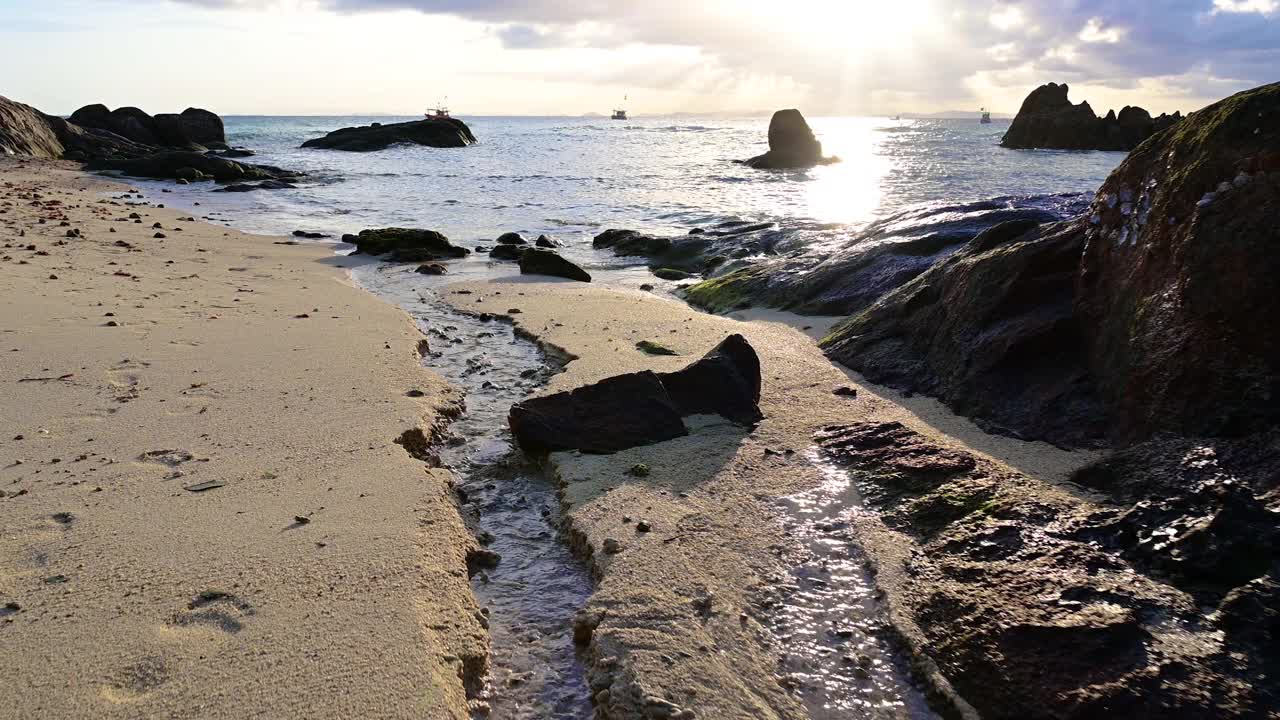 美丽的沙滩和海浪与蓝天和白云的背景。视频素材