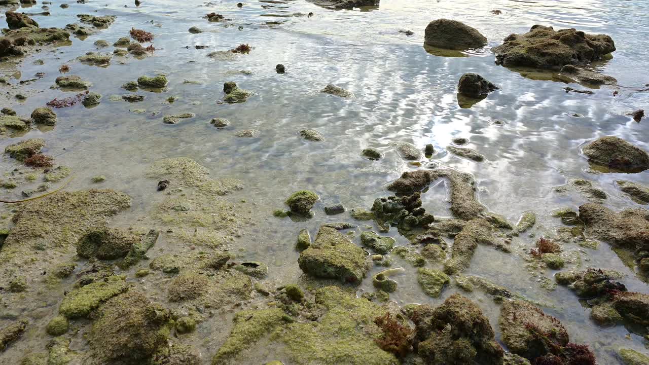 美丽的沙滩和海浪与蓝天和白云的背景。视频素材