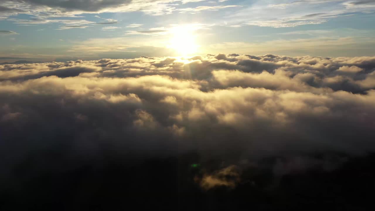 鸟瞰与太阳一起飞越云海。视频素材