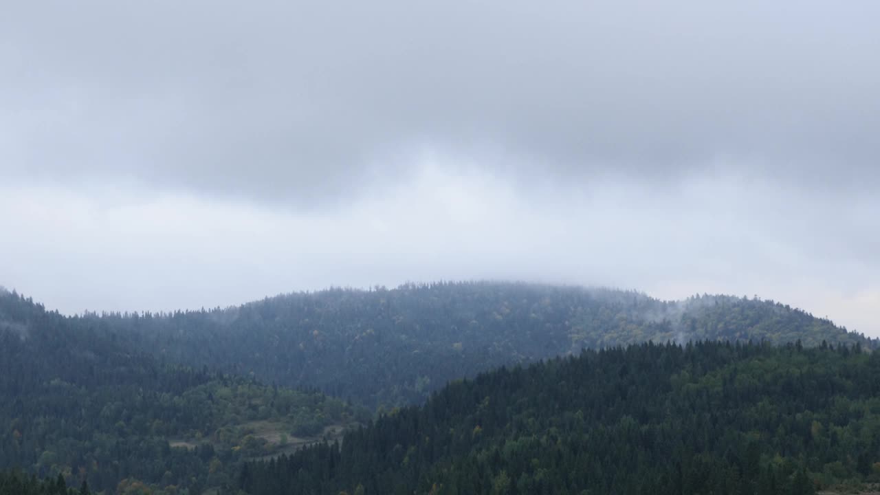 云雾中的群山。山顶上的云朵。高峰。美丽的早晨日出在山上。自然景观视频素材