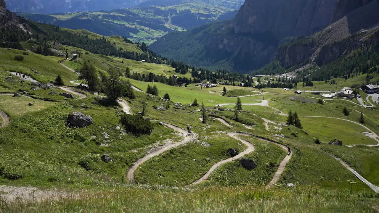 在白云石山上的自行车山地车公园视频素材