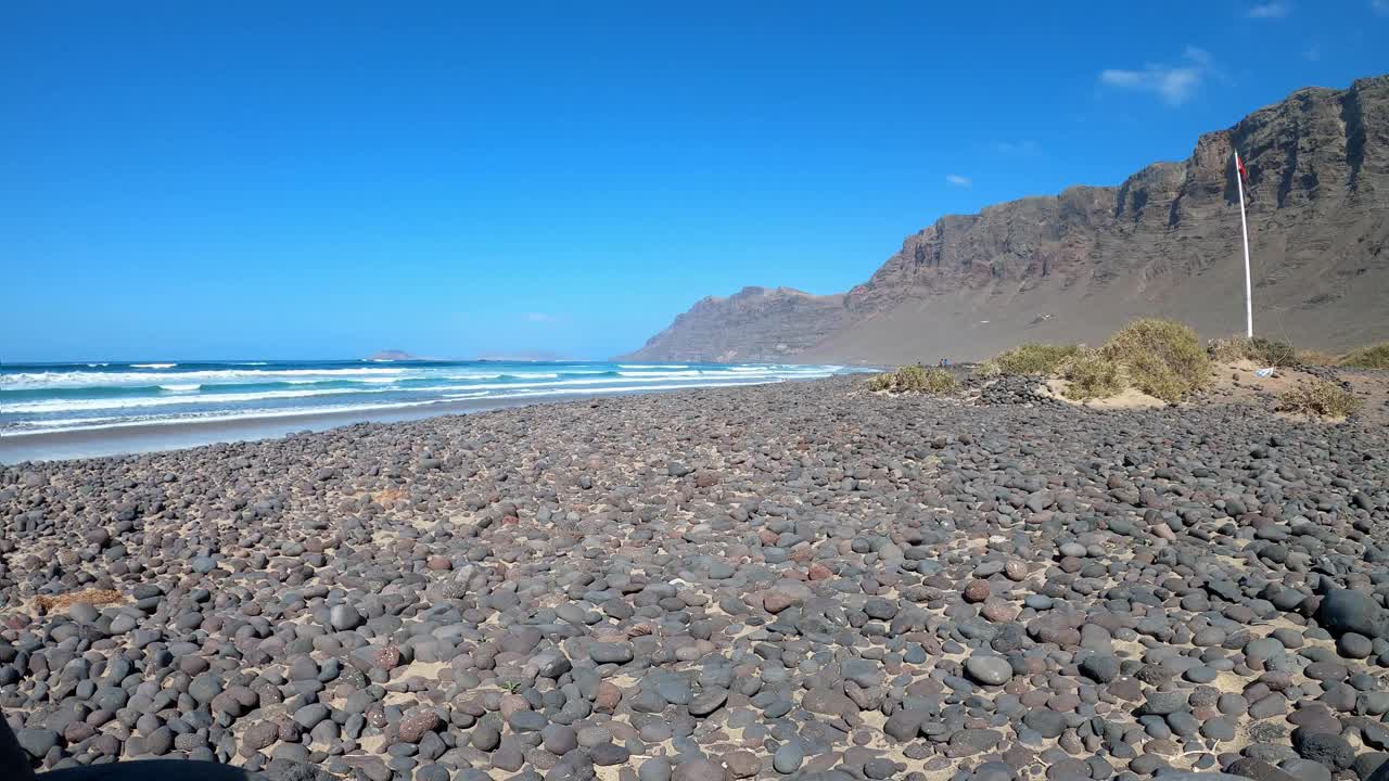 时间流逝法马拉海滩与蓝色的海洋和冲浪海浪兰萨罗特视频素材