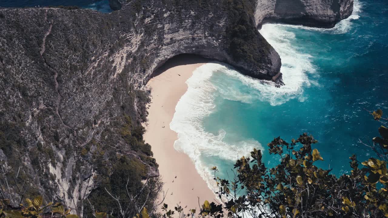 位于努沙佩尼达岛的克林金海滩，是巴厘岛最受欢迎的旅游景点。视频素材