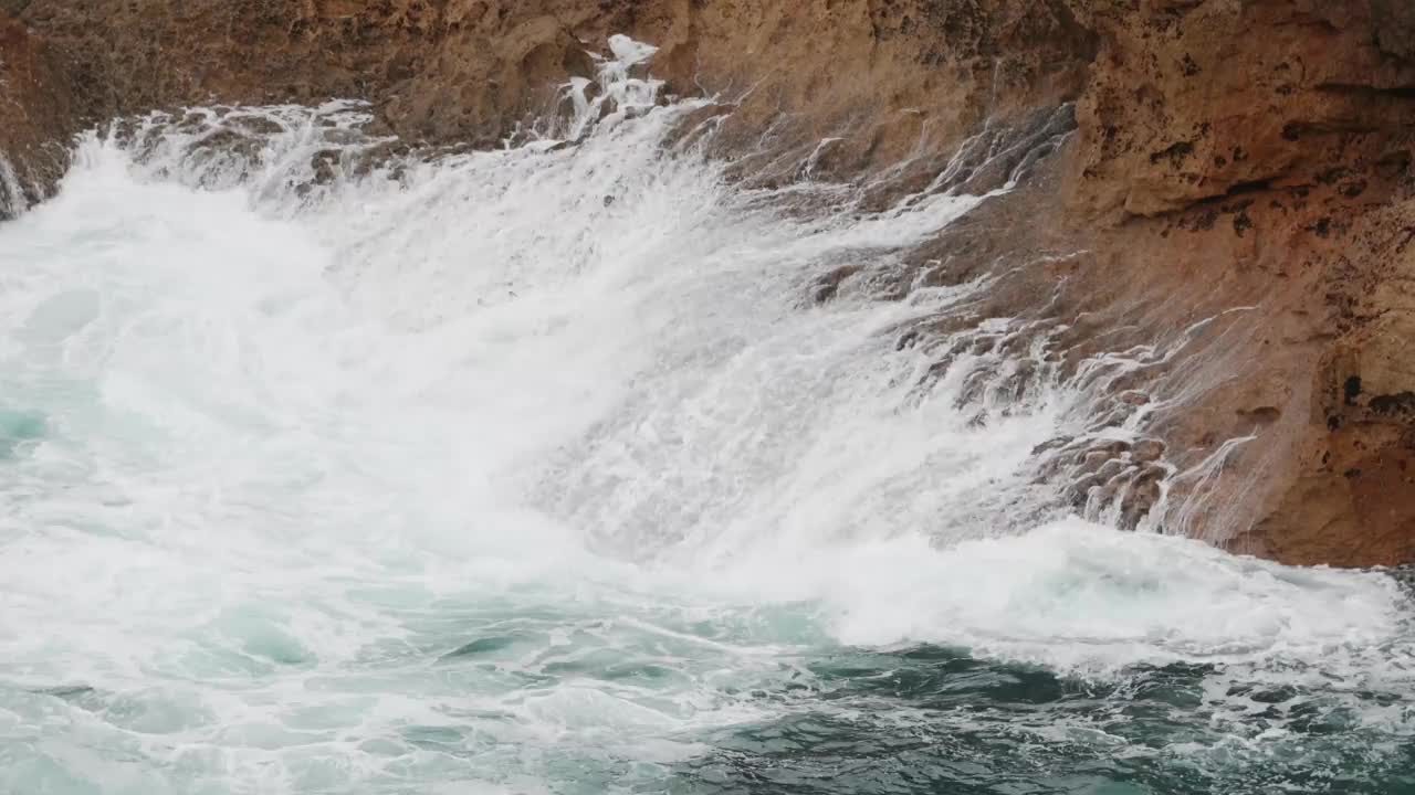 海浪撞向悬崖视频素材