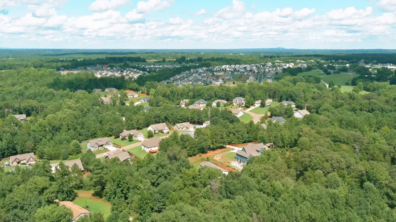 鸟瞰美国南卡罗莱纳煮沸泉小镇景观住宅睡眠区屋顶房屋视频素材