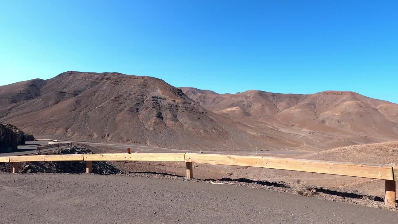 驱车穿过富埃特文图拉最内陆和最干旱的地区视频素材