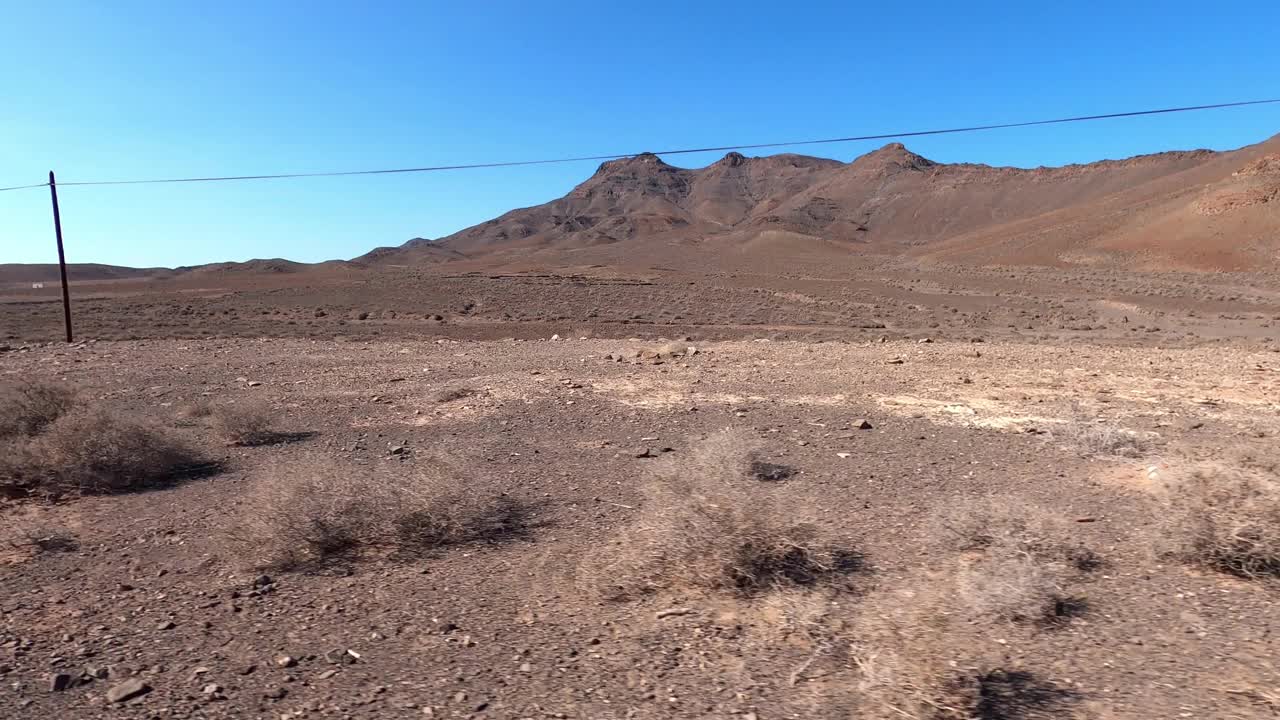 驱车前往富埃特文图拉，那里的干旱景观点缀着死火山视频素材