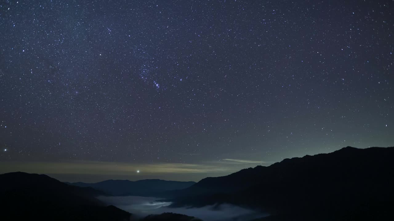 烧日经过星空瀑布云时间流逝视频素材