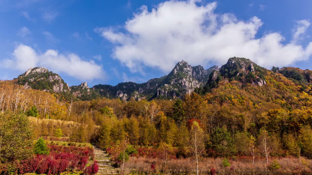 秋天的色彩从水青山自然公园飘到水青山和蓝天的云朵视频素材