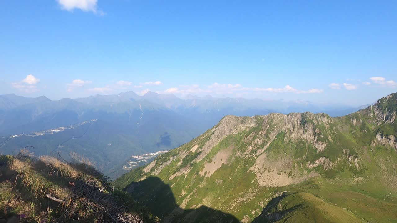 山顶的山景。在一个阳光明媚的夏天，白种人的山脊上。视频素材