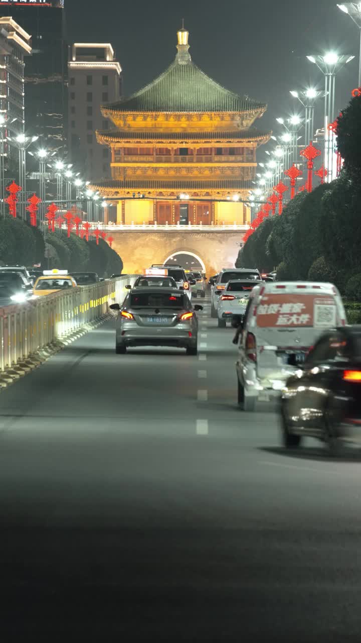 西安钟楼与中国城市夜间交通的时间差视频素材