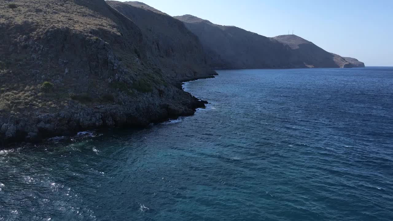 用无人机在克里特岛上欣赏美丽的大海和岩石海岸线。视频素材