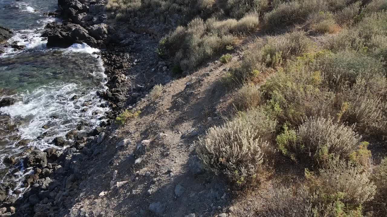 无人机在克里特岛上欣赏美丽的大海、海浪和岩石海岸线。视频素材