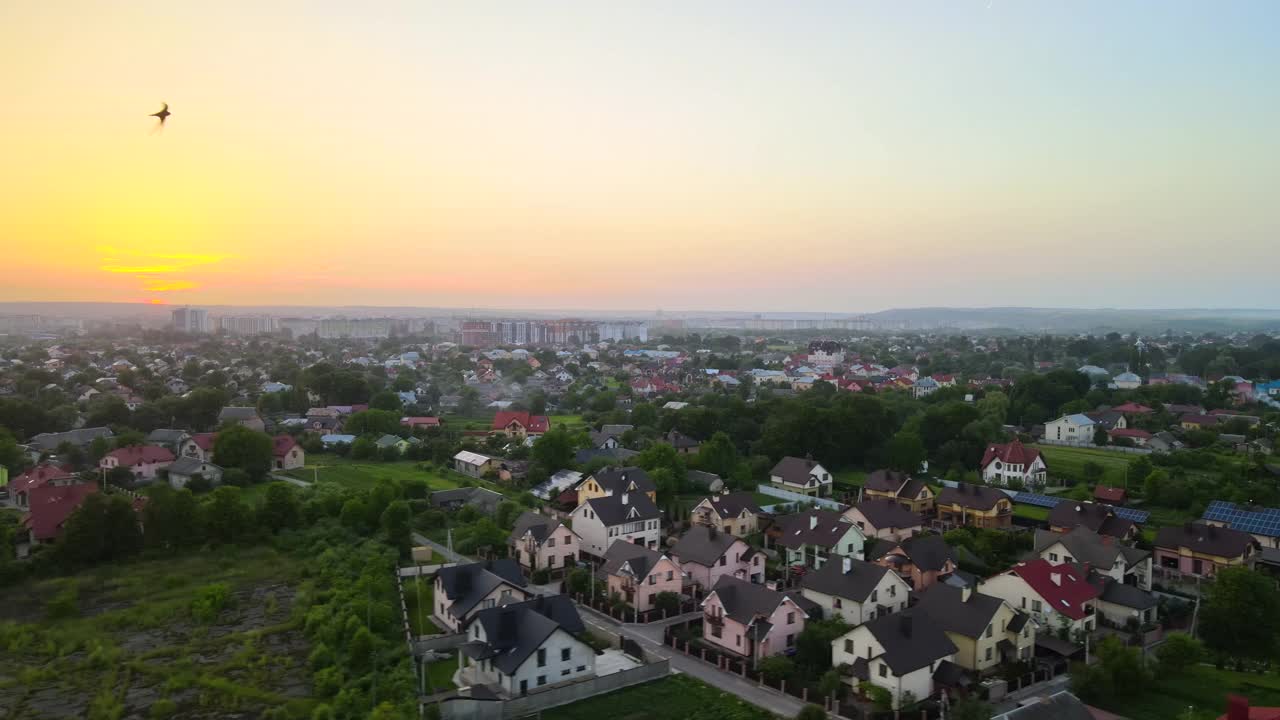 日落时分郊区农村住宅鸟瞰图。视频素材