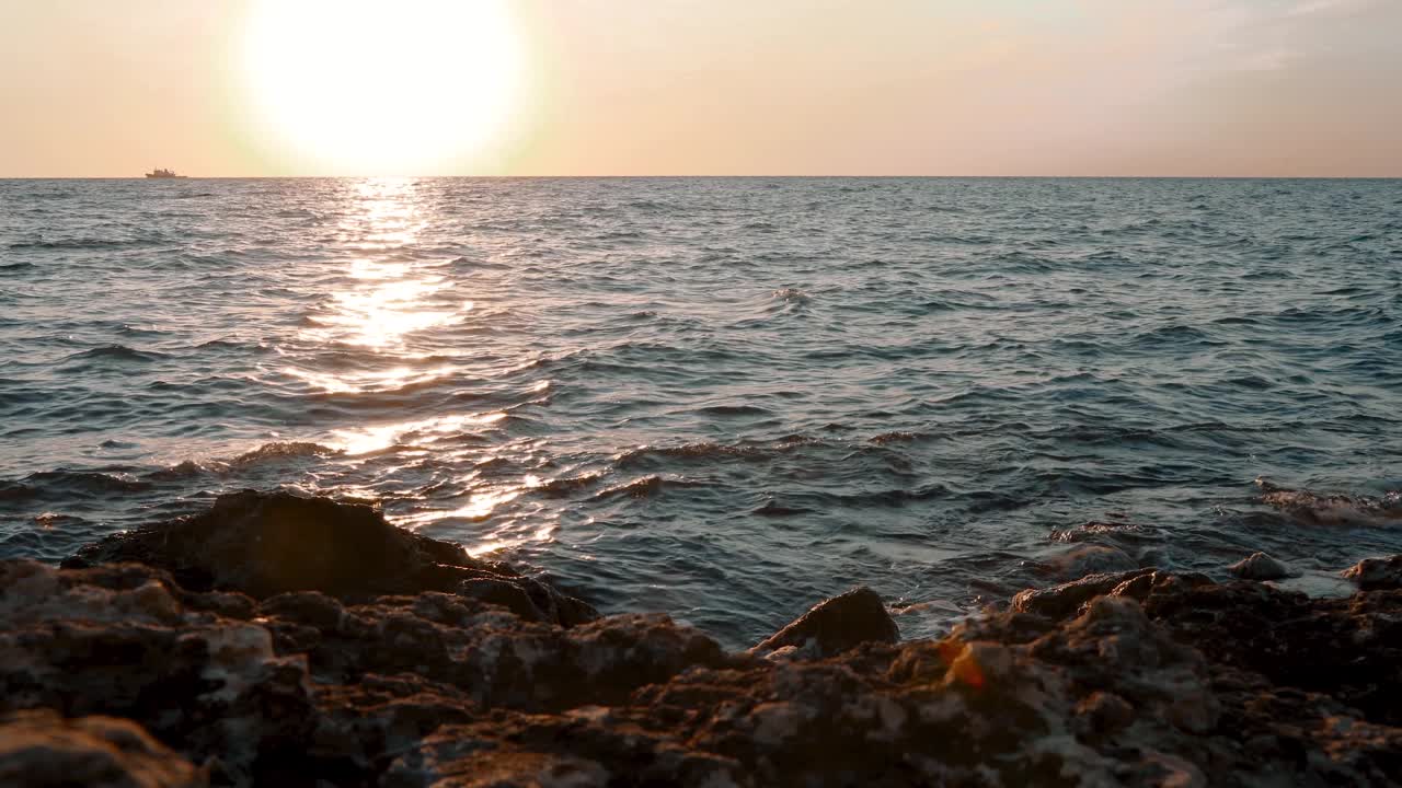 夕阳西下，黑海上美丽的夕阳视频素材