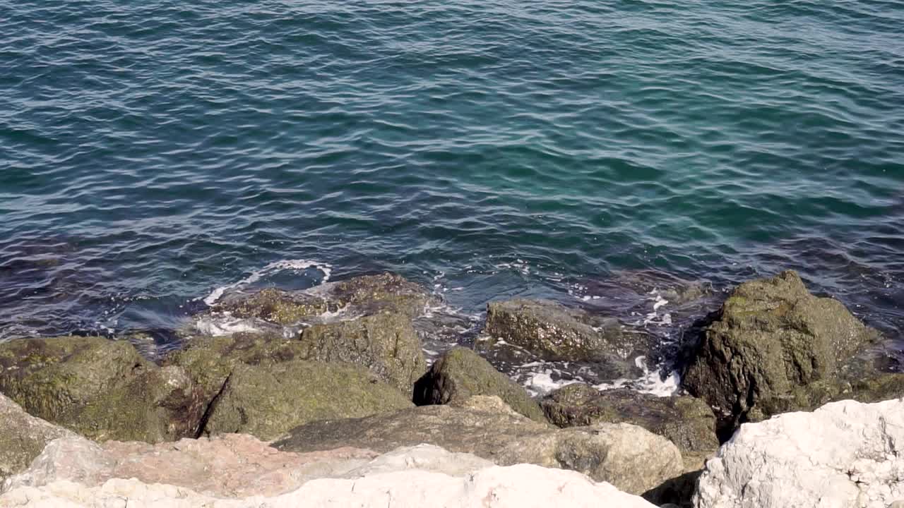 平静的海岸，平静的海浪和石头视频素材