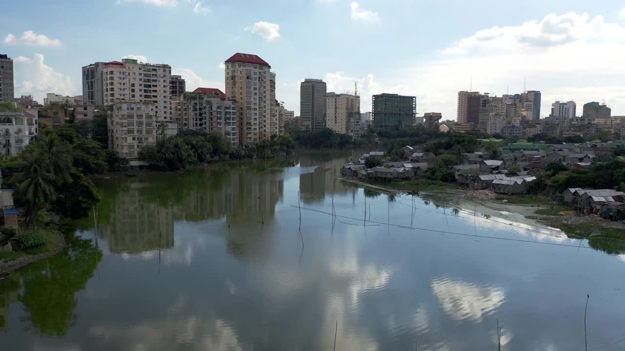 日落无人机拍摄的孟加拉国达卡Korail贫民窟地区视频素材