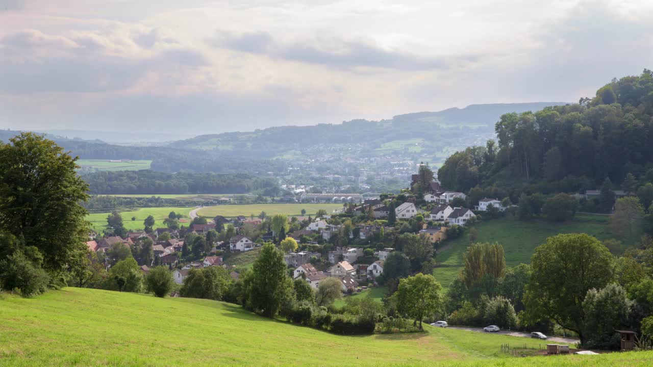 山中村庄的时间流逝的全景。Weiningen。视频素材