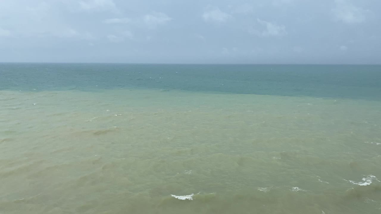 可以看到暴风雨的海景视频素材