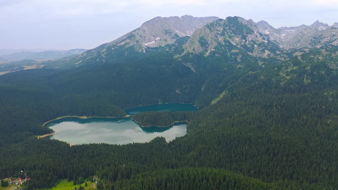 黑山共和国扎布利亚克杜米托国家公园的黑湖。鸟瞰图4 k。视频素材