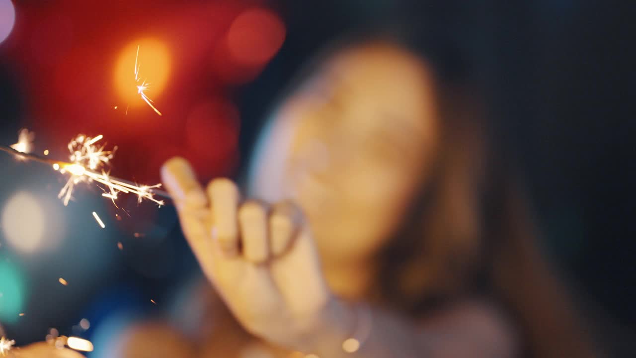 亚洲女孩拿着烟花在夜总会跳舞视频素材