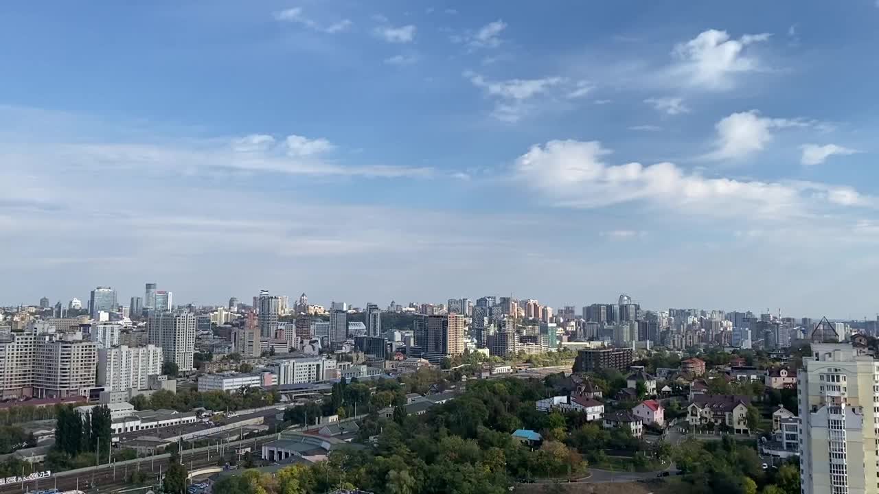 基辅市乌克兰首都全景。秋日基辅小镇的全景。壮观的城市天际线。视频素材