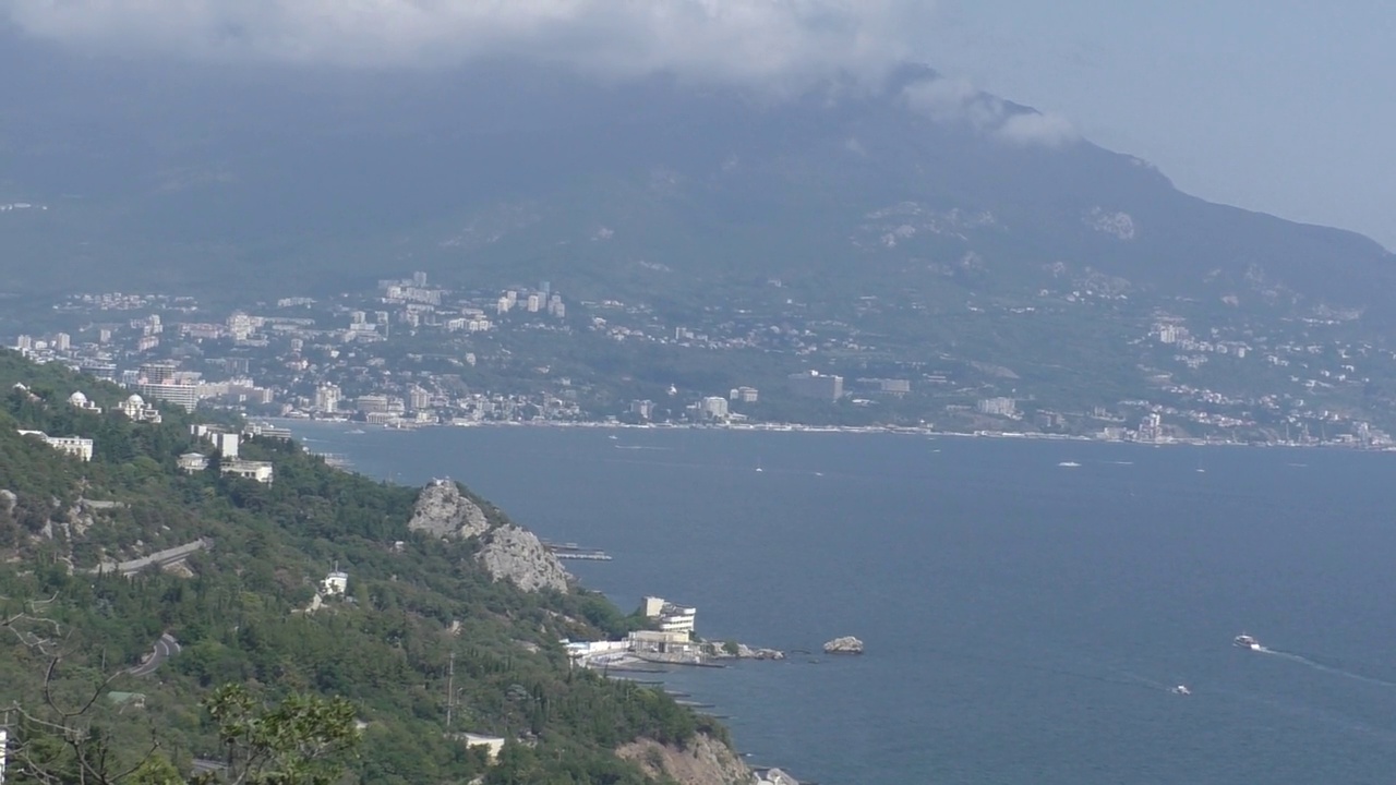 从太阳(皇家)步道看阿尤达格山。这座山看起来像一头巨大的熊弯向大海。视频素材